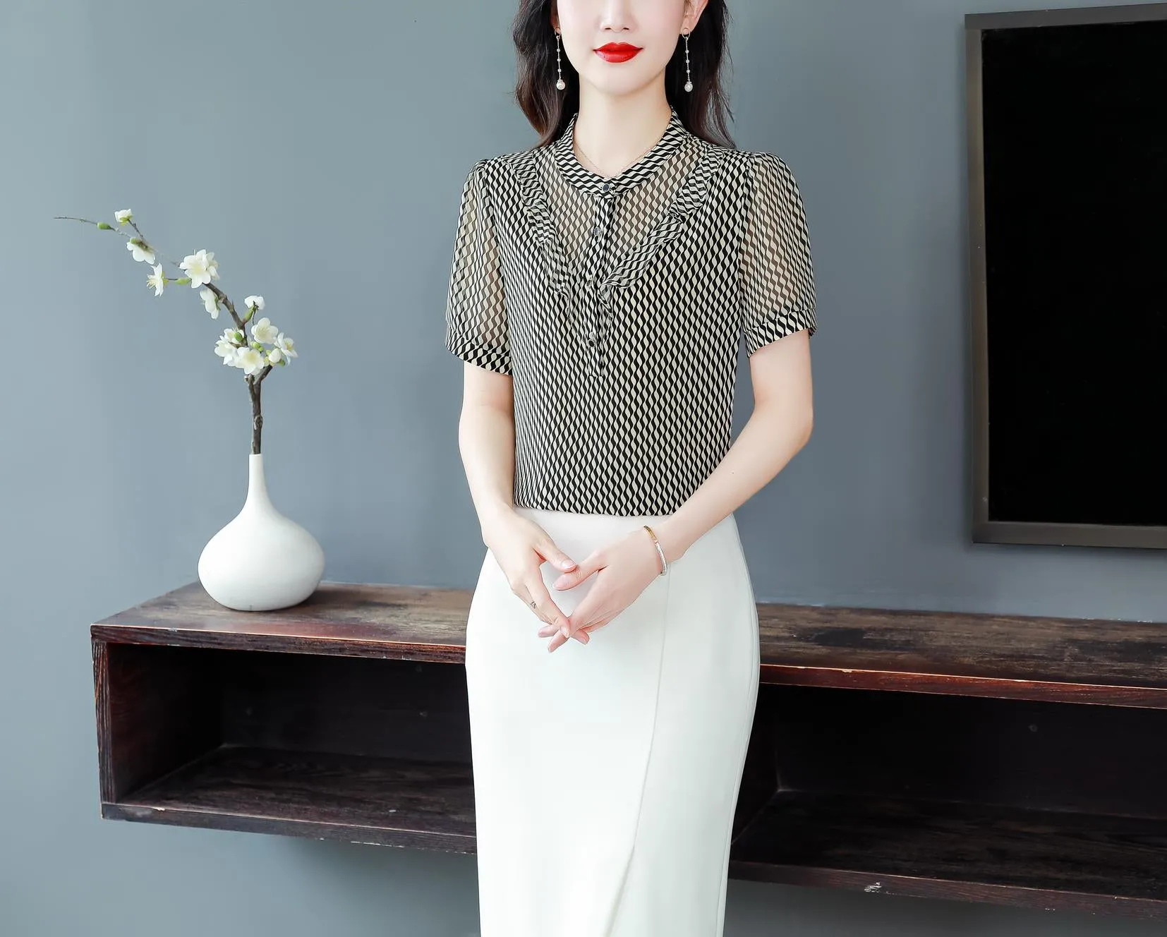 Breezy Women's Chiffon Blouse Featuring Wavy Patterns