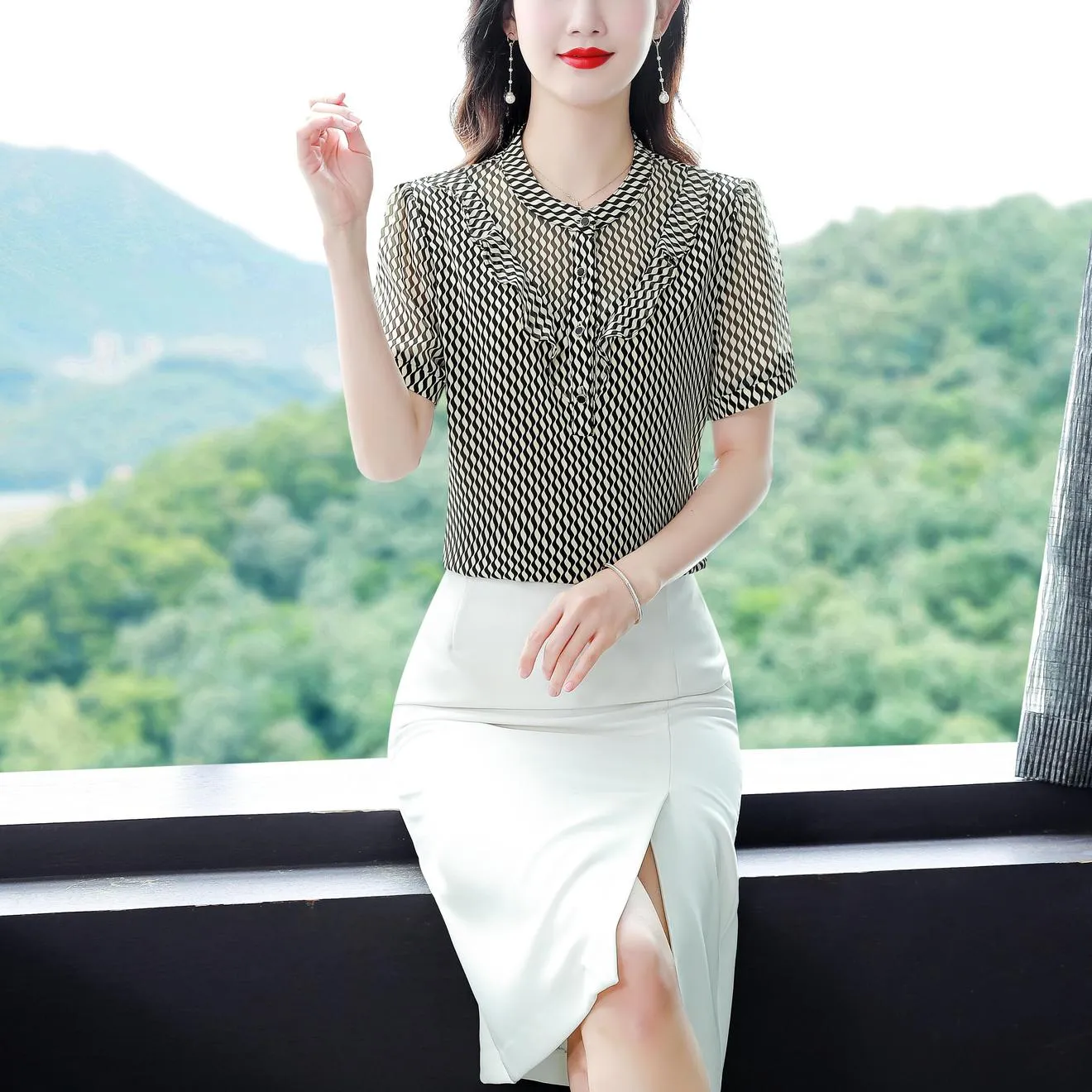 Breezy Women's Chiffon Blouse Featuring Wavy Patterns