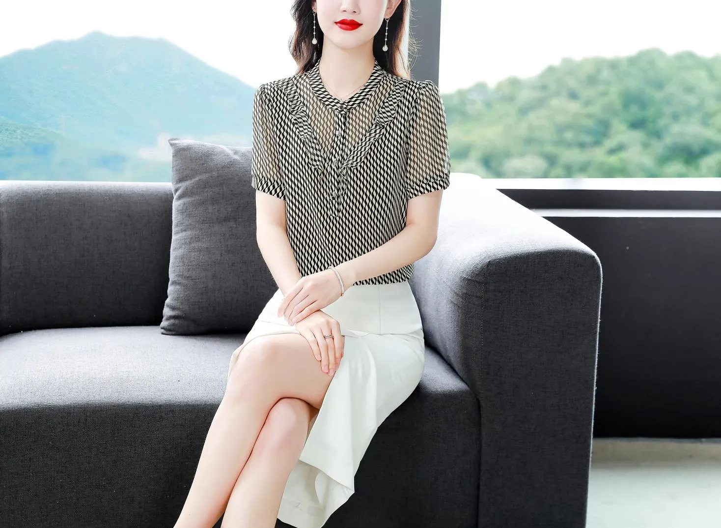 Breezy Women's Chiffon Blouse Featuring Wavy Patterns