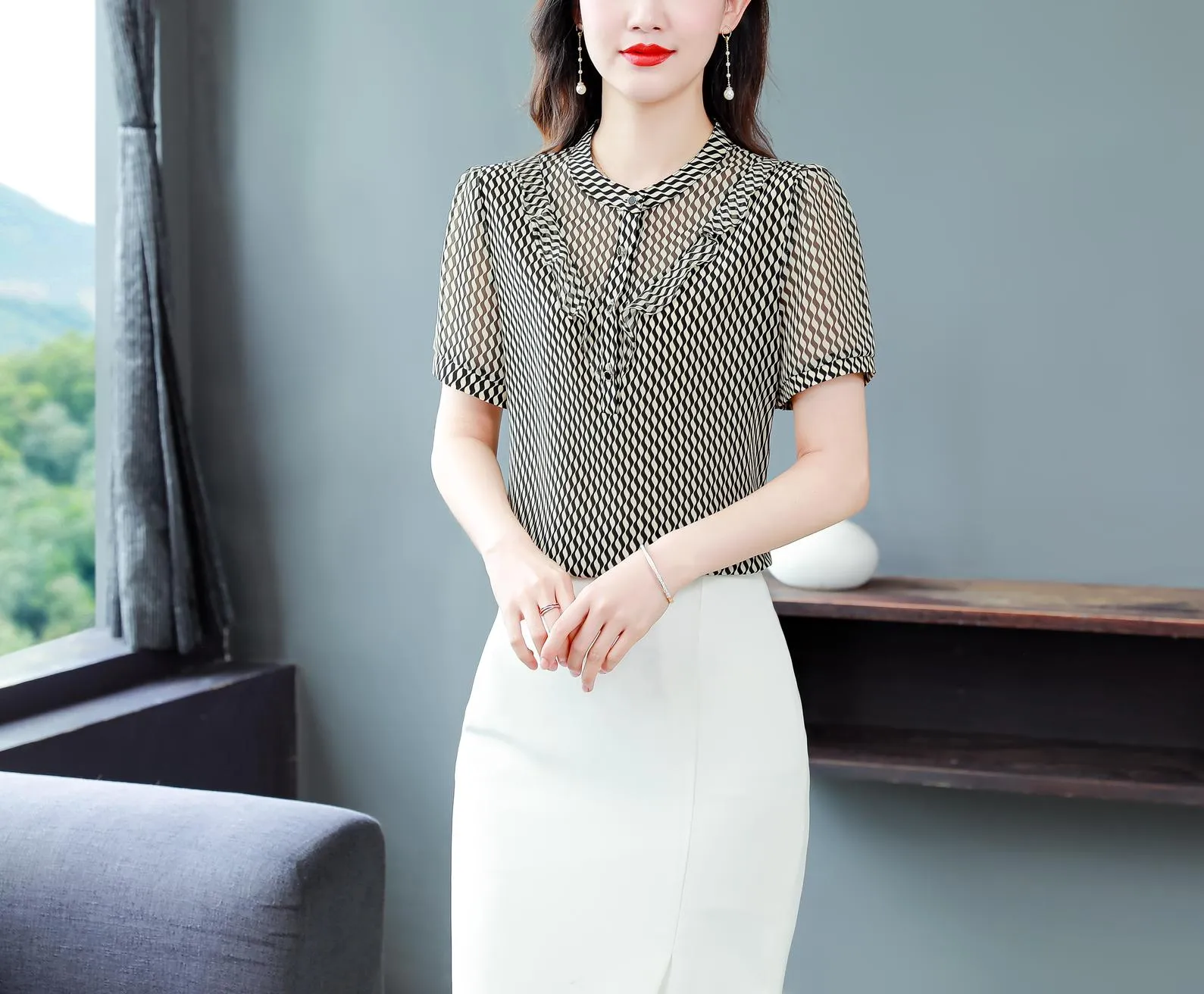 Breezy Women's Chiffon Blouse Featuring Wavy Patterns