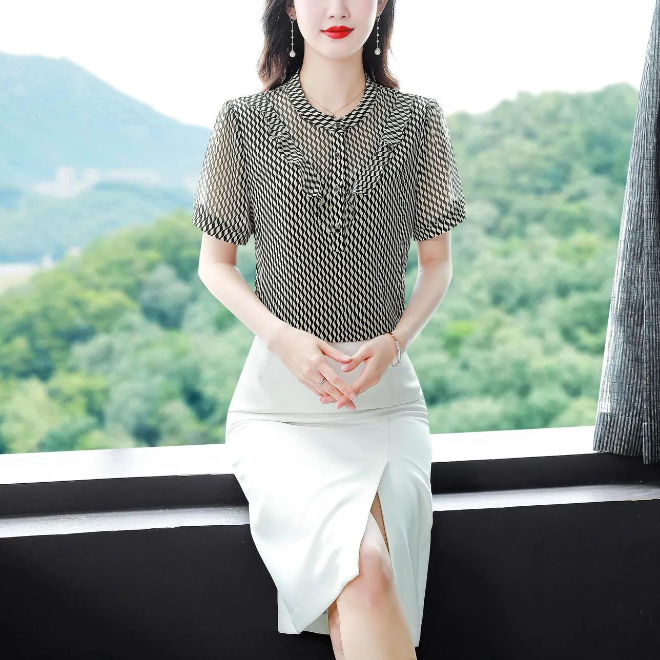 Breezy Women's Chiffon Blouse Featuring Wavy Patterns