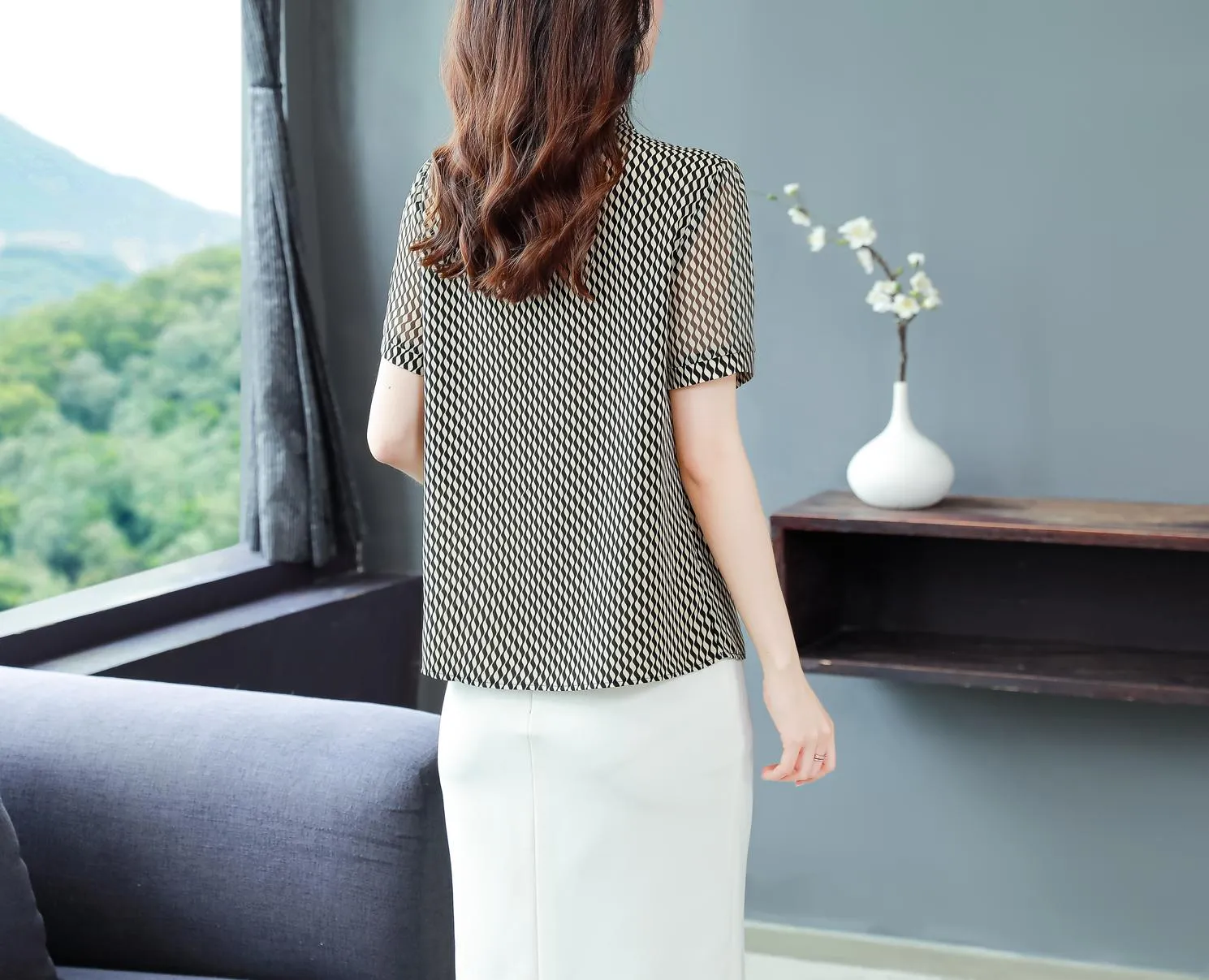 Breezy Women's Chiffon Blouse Featuring Wavy Patterns