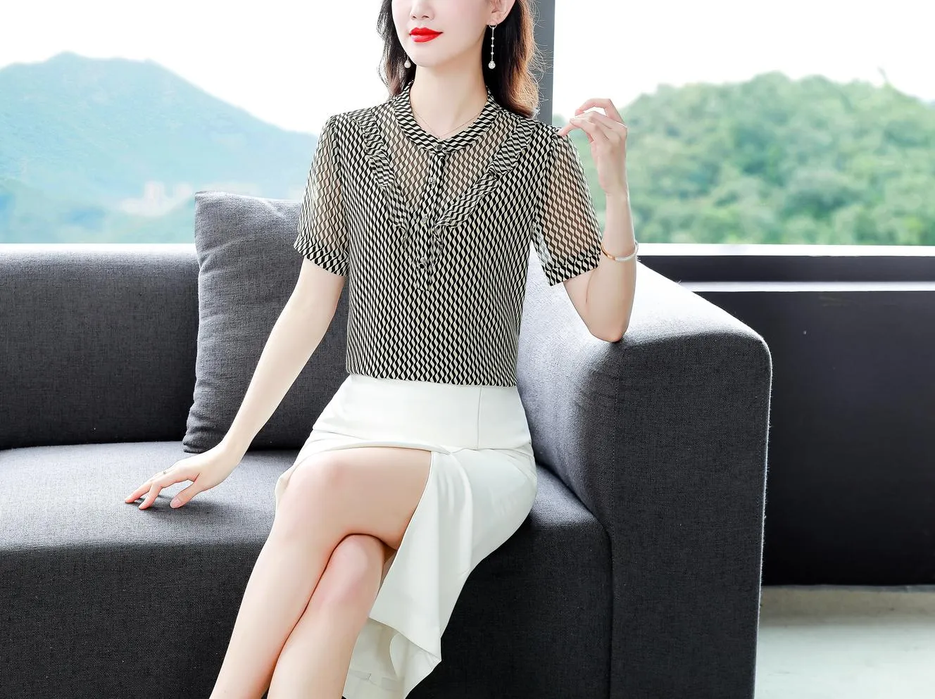 Breezy Women's Chiffon Blouse Featuring Wavy Patterns