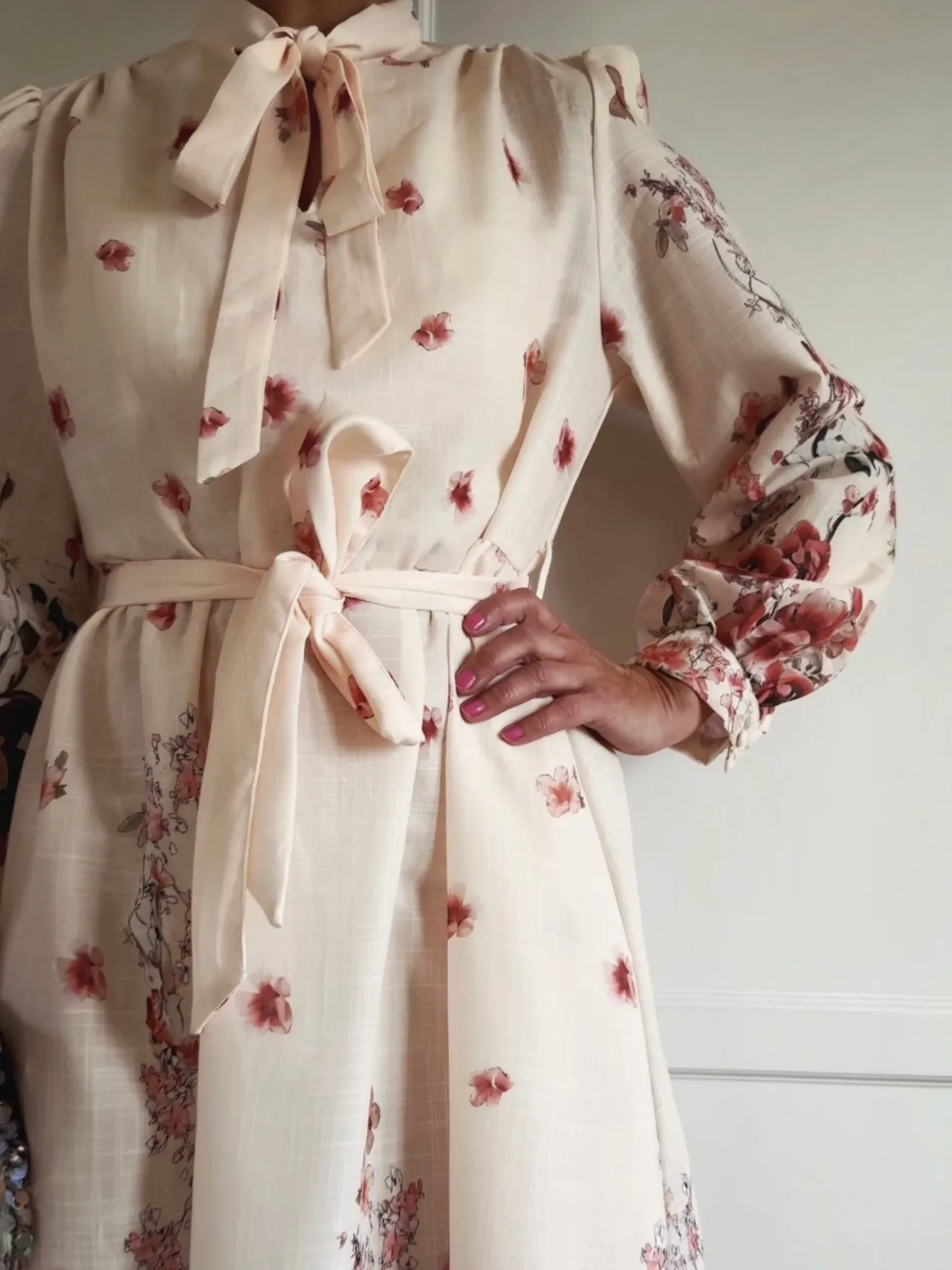 LONG DRESS WITH BELT - LIGHT BEIGE