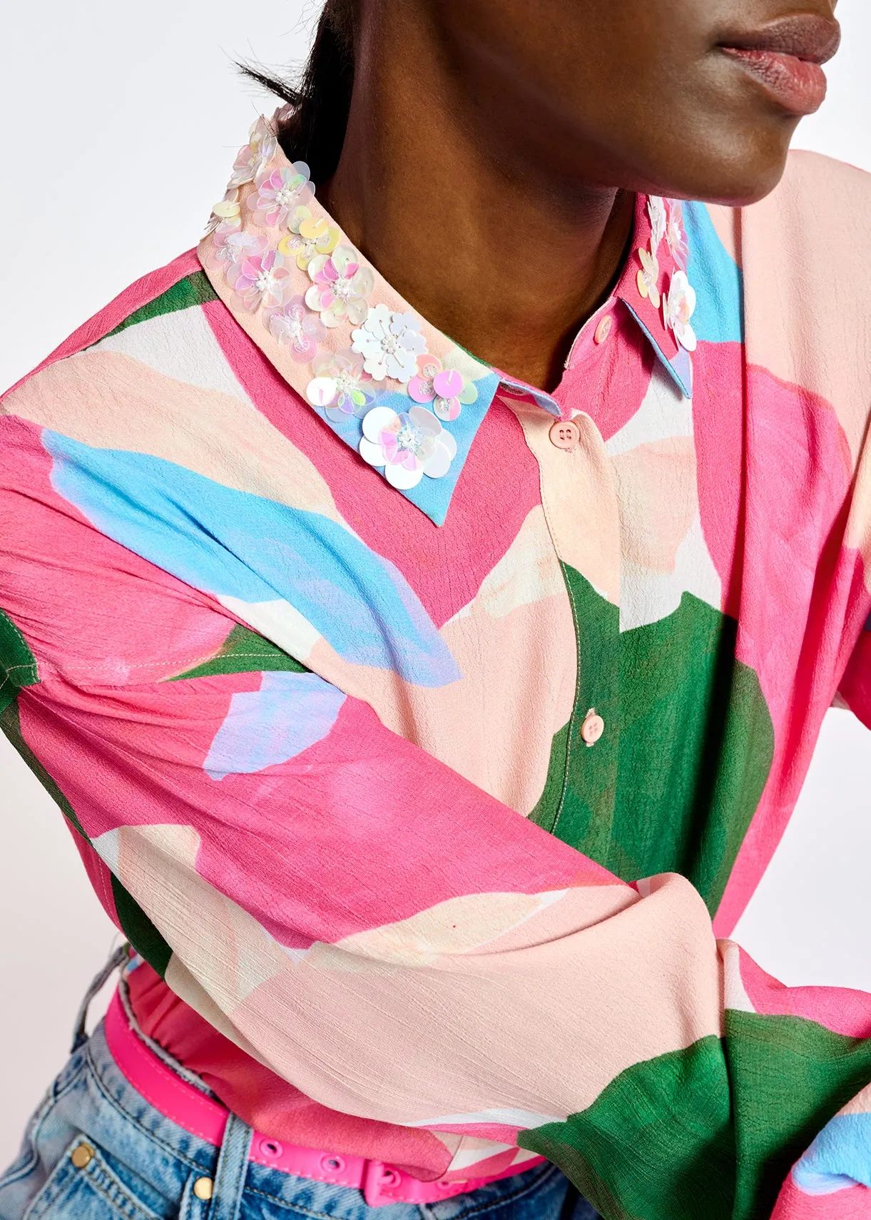 Multicolor shirt with sequin-embroidered collar