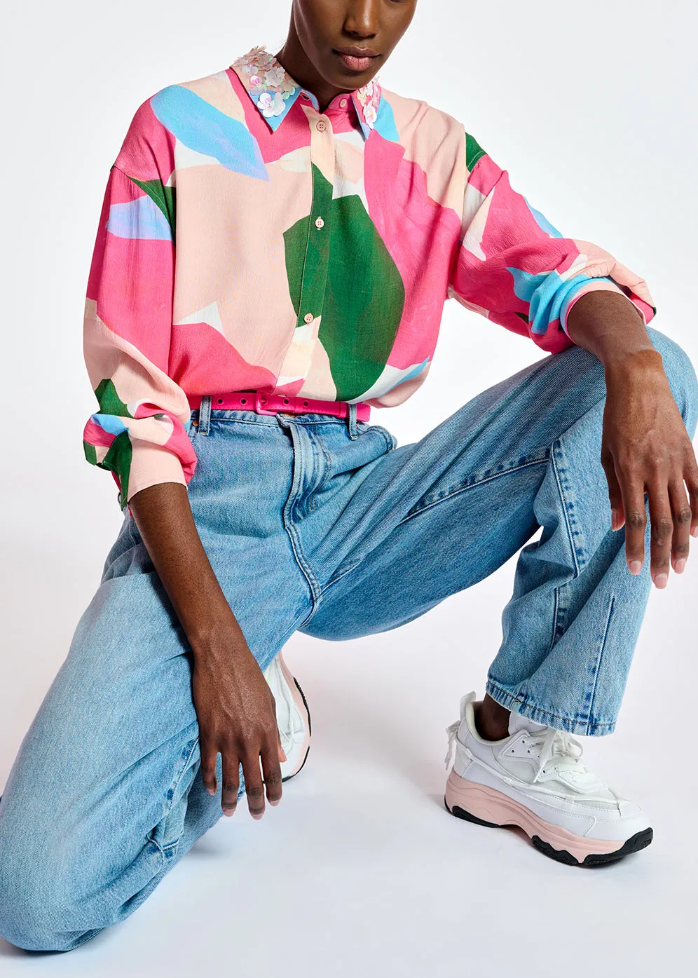 Multicolor shirt with sequin-embroidered collar