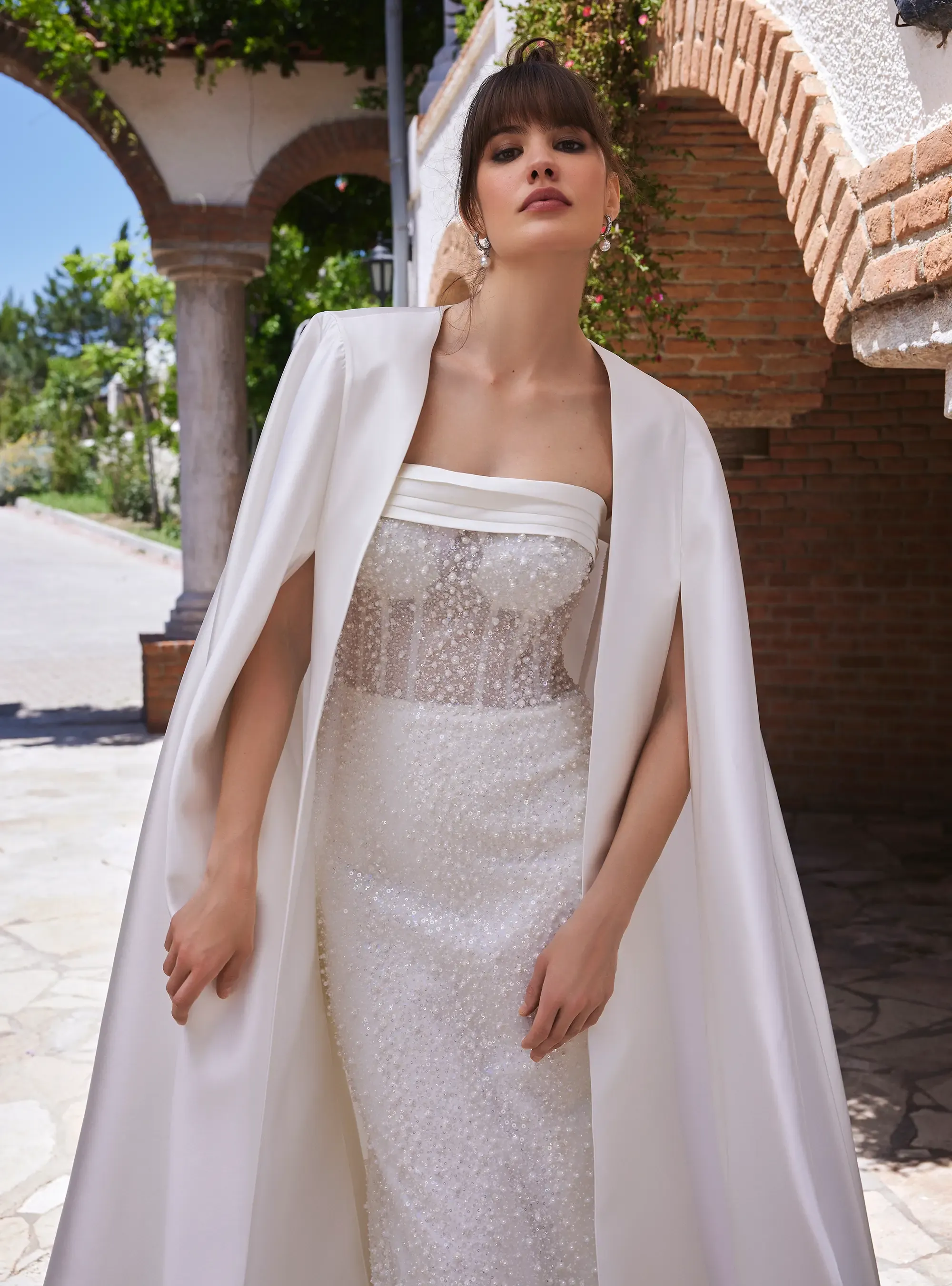 Pearl Pattern Designed Mermaid Style Bridal Gown with Neckline and Cape