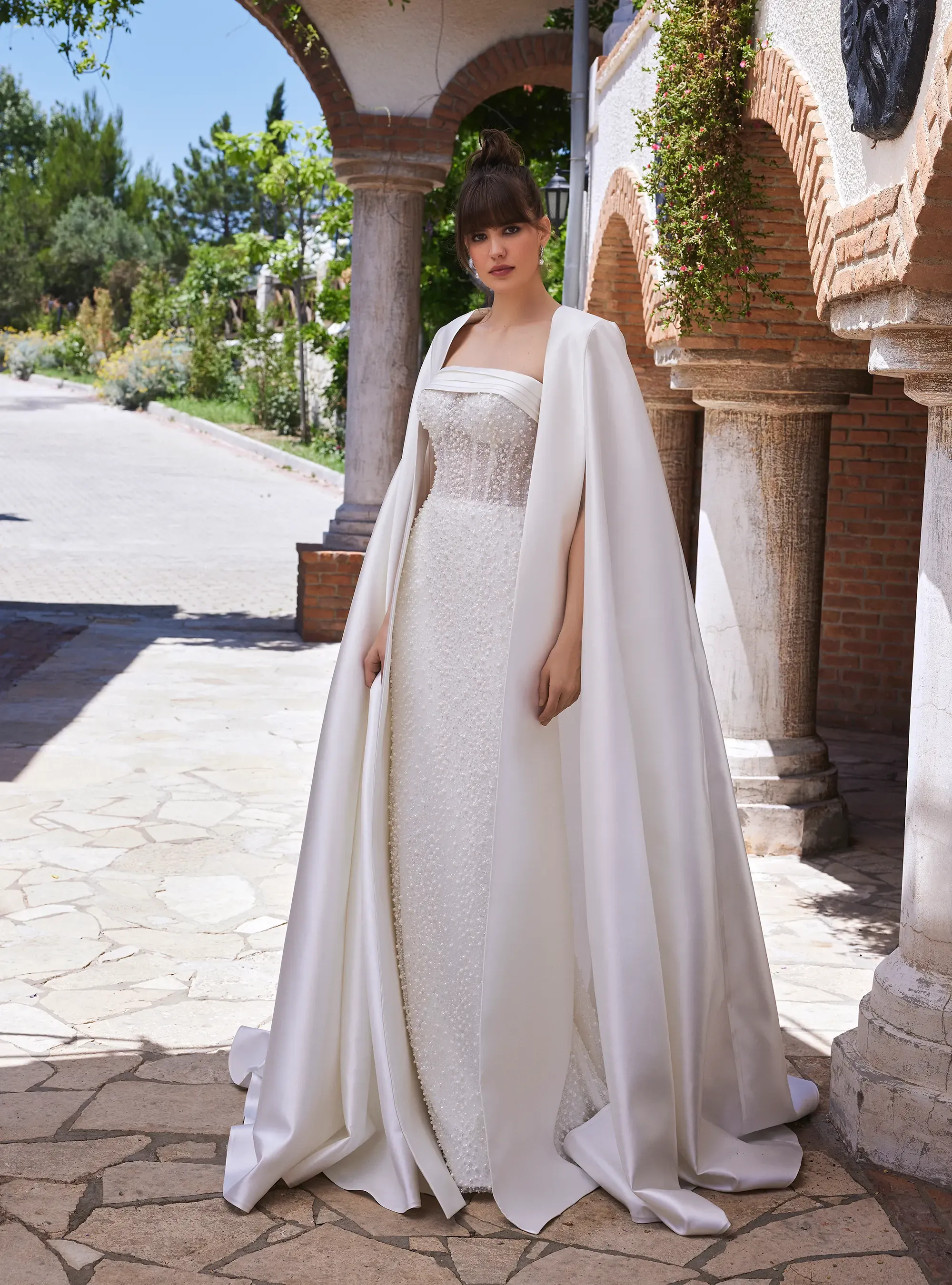 Pearl Pattern Designed Mermaid Style Bridal Gown with Neckline and Cape