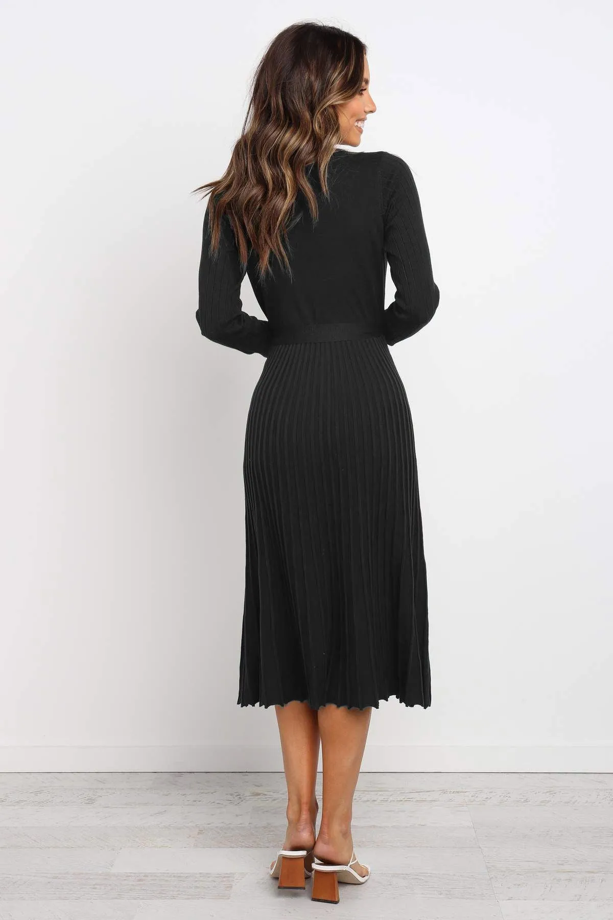 Sexy V-Neck Solid Pleated Knitted Skater Dress
